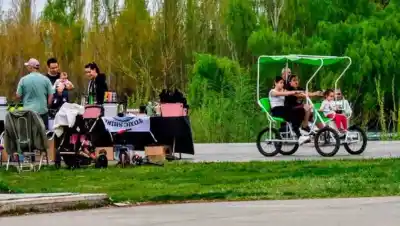 El viento llega a 50 km/h y hay zonas donde conviene guardar el abrigo liviano