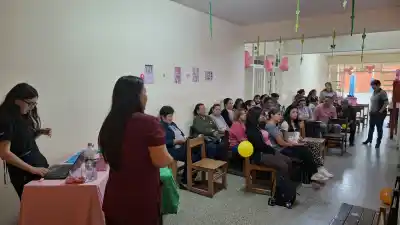 La charla sobre cáncer de mama que terminó con los vecinos escribiendo afiches para un momento difícil
