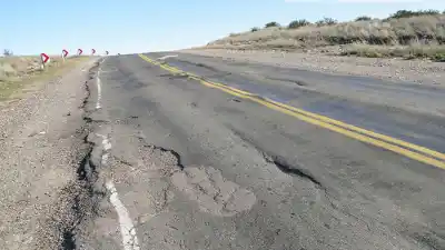 La ruta que usan los camiones a Vaca Muerta, entre las peores del país: 210 km que complican a todos