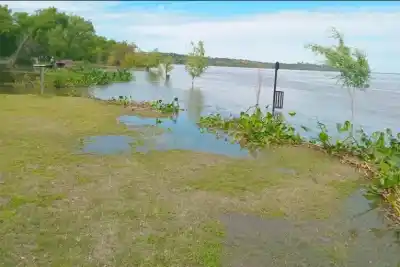El agua ya cubre el camping y las parrillas: el dato del río que inquieta