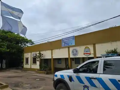 Le arrebataron el celular a un pibe de 13 en la parada del colectivo: una vecina vio dónde lo tiró