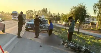 Iba en moto por el Acceso Este y terminó internado en el Central: qué se sabe del choque en Maipú