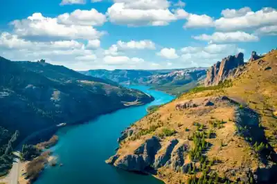 En la Patagonia hay rocas que parecen personas: el rincón del Limay que nadie mira dos veces