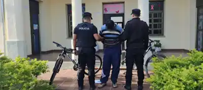 Iba con dos bicicletas a las 2.30 por la avenida Centenario y terminó detenido