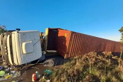 Un camión con contenedor terminó de costado en la Ruta 14: dónde fue y a quién trasladaron