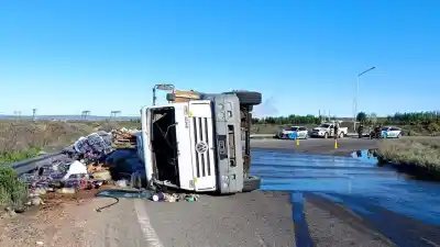 Volcó un camión con gaseosas en la Autovía Norte y el operativo recién empieza