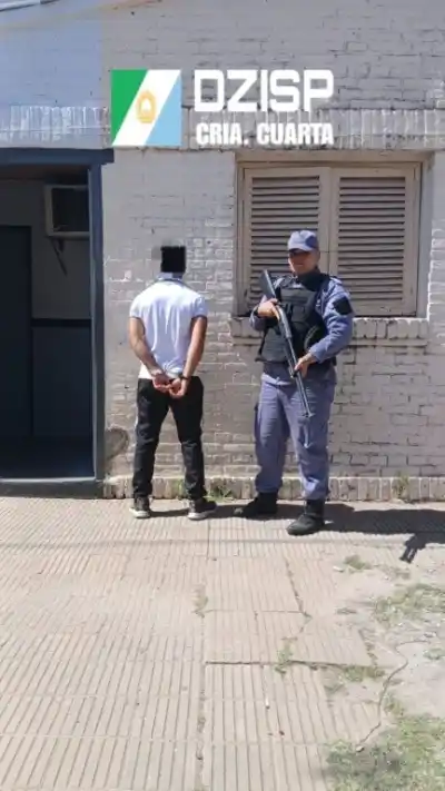 Lo esperaron en un camino vecinal, le sacaron la moto y horas después cayeron dos