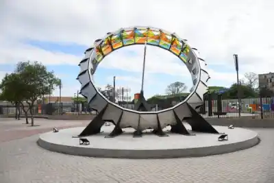 Abre sus puertas la plaza que convierte la ciencia en un parque de juegos gigante