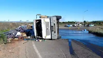Volcó un camión en la Autovía Norte: el desvío que complica a los que viajan a Senillosa