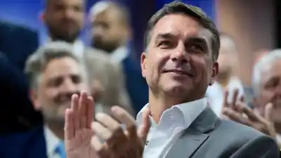 Salió de Brasil en un avión privado desde Misiones: qué encontraron los medios brasileños sobre la fuga de Flávio Bolsonaro