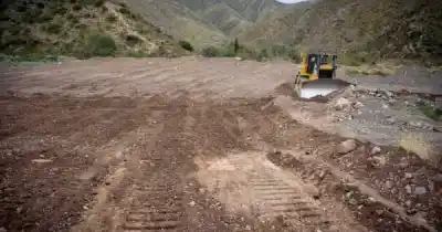 Mendoza se blinda con maquinaria pesada antes de un verano con lluvias intensas