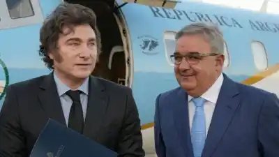 El gobernador firma los pagos y las clínicas que reciben la plata son suyas