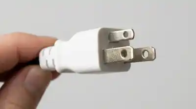 El detalle oculto en los enchufes de dos patas que casi nadie nota