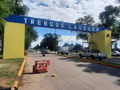 Pintaron el arco de entrada a Trenque Lauquen y los colores desataron la polémica: qué dice el municipio