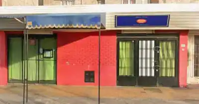 Entraron a la rotisería de noche, pero uno quedó atrapado adentro