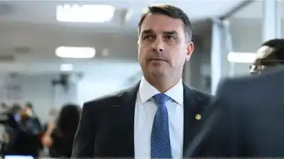 Le dieron plazo para entregar el pasaporte, pero se esfumó: qué teme ahora la defensa de Flávio Bolsonaro