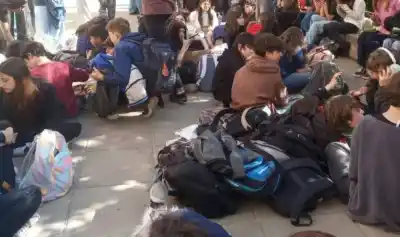 Le pegaron entre cuatro en la plaza y ahora la adolescente no quiere volver al colegio