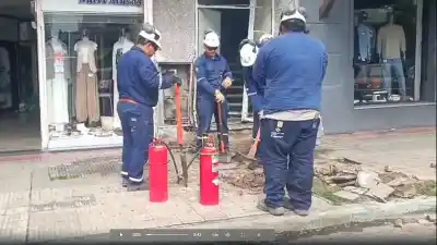 Una mujer perdió el control del auto en Alberdi y lo que había en la vereda terminó con el edificio sin gas