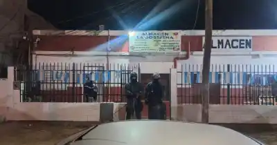 Una policía terminó bajo fuego y los tiradores se metieron en un almacén: qué encontraron después