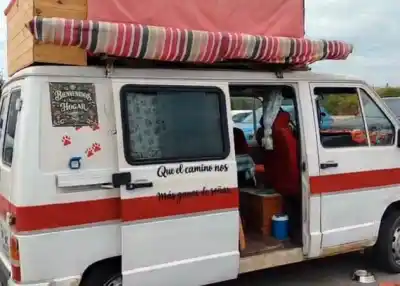 Venden láminas en La Rioja y viven en una combi con sus tres perros: quiénes son