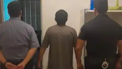Le avisó a la Policía que había un hombre en su patio y lo que pasó después terminó con un detenido