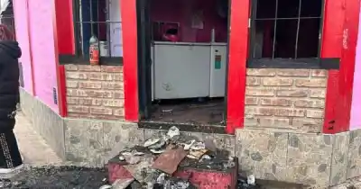 Violento ataque en La Favorita: una botella con nafta y una familia durmiendo