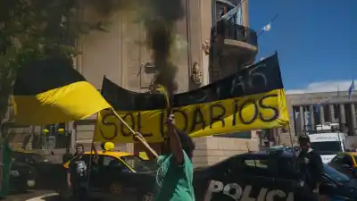 Con carteles y caravanas, los taxistas coparon el Concejo: qué se define hoy