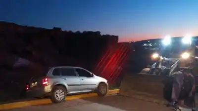Añelo: perdió el control en la bajada de Los Patrias y terminó arriba del guardarraíl