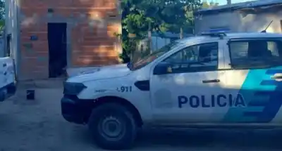 Volvía a su casa en Billinghurst y lo rodearon cuatro: sacó su arma y uno quedó en el lugar