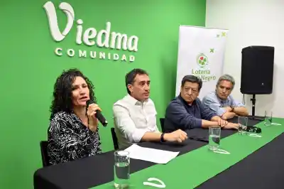 Viedma abre su Feria del Libro con una globa en la plaza y una propuesta que se reparte gratis entre los chicos