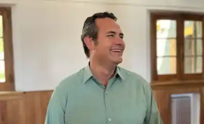 El ministro Muena pidió "unos buenos mates" y después el fueguito: qué dijo del superclásico y el voto