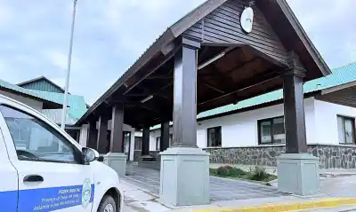 Cuatro acusados de torturar a un preso en Ushuaia van a juicio: uno llega tras las rejas