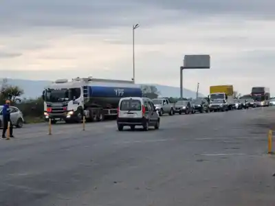 El peaje de Molle Yaco tiene una sola vía habilitada y ya avisan hasta cuándo seguirán las filas