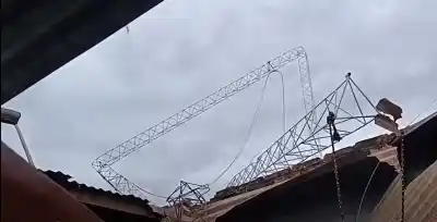 Subían a desmontar una antena de internet: cayeron de 15 metros y uno no volvió a casa