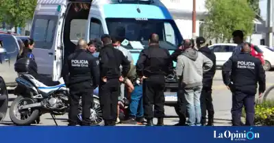 Iban a un operativo con sirena y todo, pero el semáforo en rojo les jugó una mala pasada