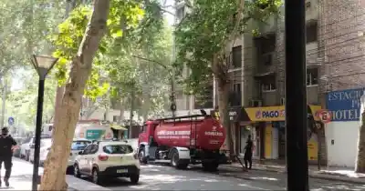 Se incendió un edificio en pleno centro de Mendoza: qué encendió la alarma