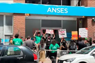 Con $35.000 de Progresar, estudiantes paranenses dijeron basta: qué pasó en la puerta de ANSES