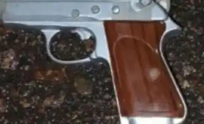 Sacó un arma en plena calle, la Policía lo rodeó y lo que hallaron en su bolsillo lo dejó sin excusas