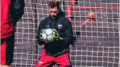 Colón recupera a un arquero clave, pero el puesto que se juega no es el que imaginás