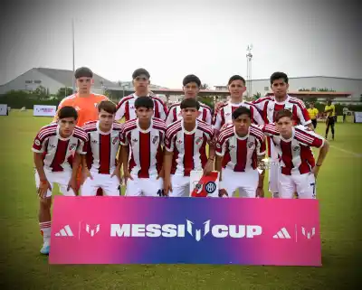 El pibe de Roca que juega en River y se sacó una foto con Messi en Miami