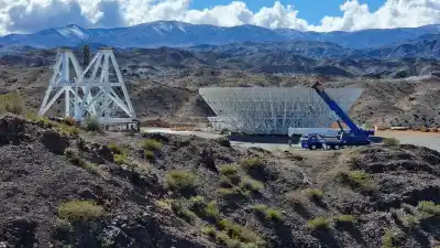 La antena de 40 metros que ya se eleva en El Leoncito: el 10% que falta no es el único obstáculo