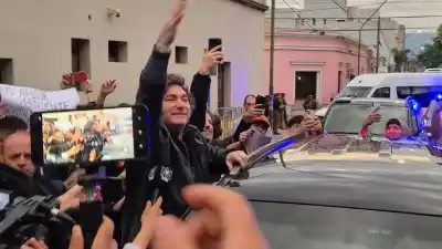 Le dieron la bienvenida a Milei en Catamarca, pero lo que le pidieron probar no era lo que esperaba