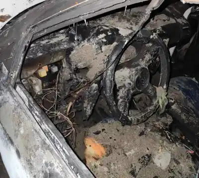Acheral: Incendio de un Automóvil Volkswagen Gol en la Ruta 38