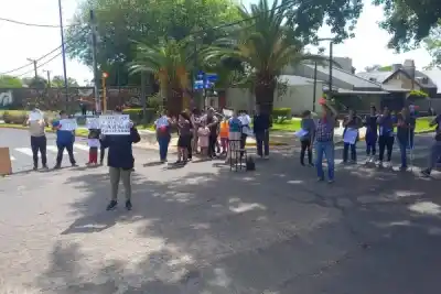 Cortaron Artigas y Ayacucho: los echaron después de 30 años en la vereda del Tenis Club
