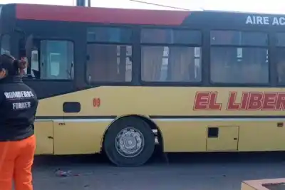 El humo salía del motor y el colectivo iba lleno: quién frenó el incendio a mano
