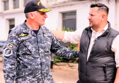 Dos buques de la Armada ya están en Corrientes y no vienen solos: qué traen a bordo