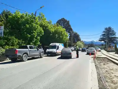 Dos autos chocaron en Bustillo y la fila ya llega al kilómetro y medio