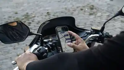 Le arrebató el celular a un chofer de Uber Moto y la policía lo ubicó por su campera
