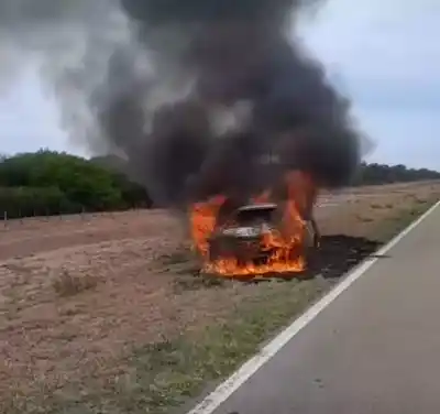 Un auto ardió a la vera de la ruta 81 y el fuego sorprendió a los que pasaban