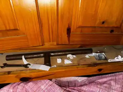 Fue a cambiarse la ropa y la policía vio lo que escondía en el ropero